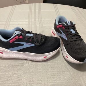BRAND NEW Womens BROOKS GHOST MAX size 8 WIDE, I bought wrong size,org. $150